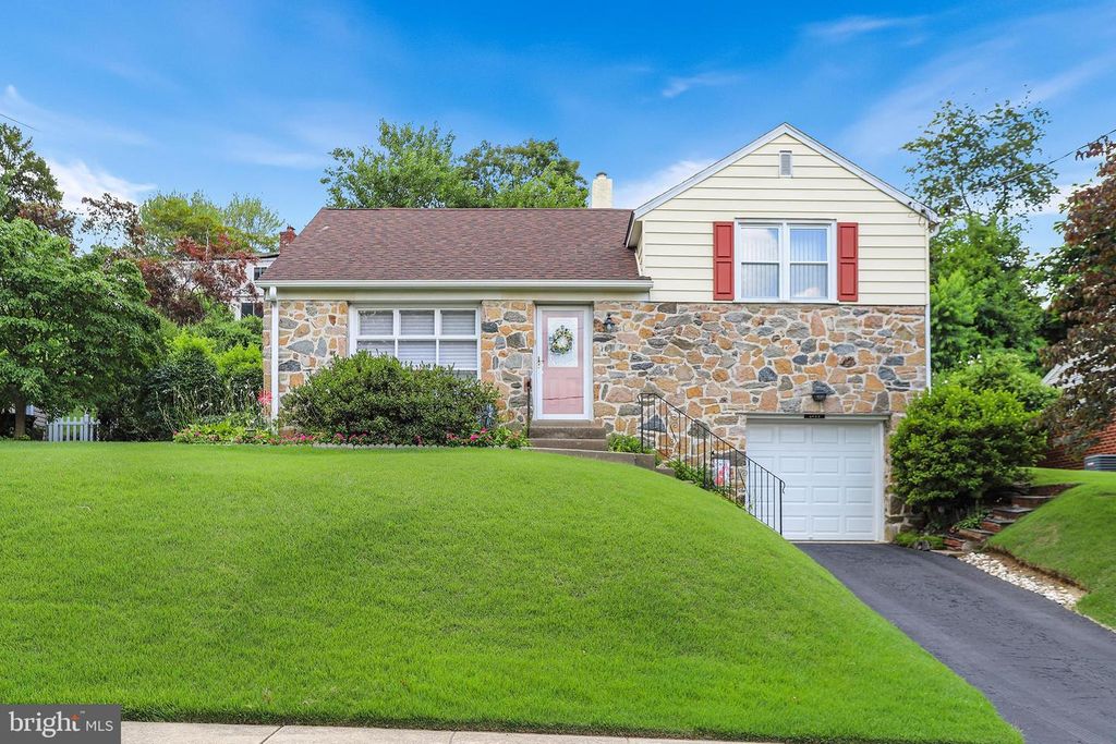 2433 GREENHILL RD, Lansdowne, PA 19050
