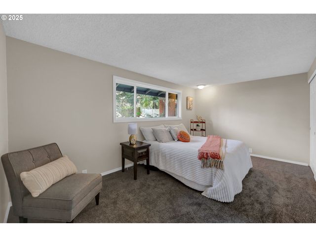 2015 COVENTRY Way, Eugene, OR 97405