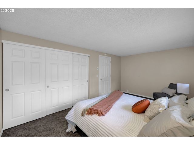 2015 COVENTRY Way, Eugene, OR 97405