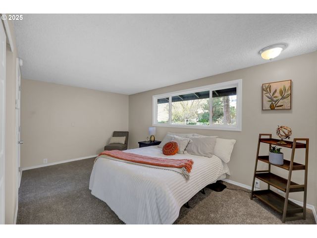 2015 COVENTRY Way, Eugene, OR 97405