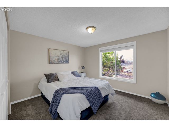 2015 COVENTRY Way, Eugene, OR 97405