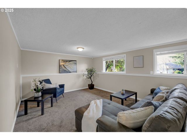 2015 COVENTRY Way, Eugene, OR 97405