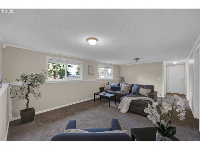 2015 COVENTRY Way, Eugene, OR 97405