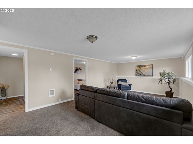 2015 COVENTRY Way, Eugene, OR 97405