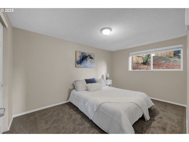 2015 COVENTRY Way, Eugene, OR 97405