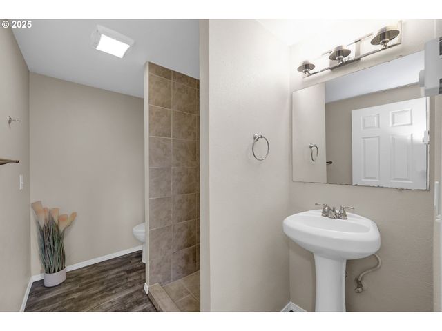 2015 COVENTRY Way, Eugene, OR 97405