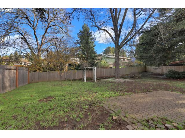 2015 COVENTRY Way, Eugene, OR 97405