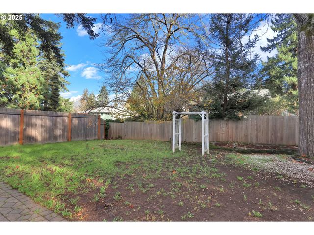 2015 COVENTRY Way, Eugene, OR 97405
