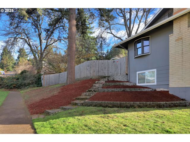 2015 COVENTRY Way, Eugene, OR 97405