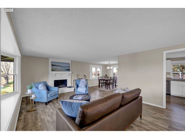 2015 COVENTRY Way, Eugene, OR 97405