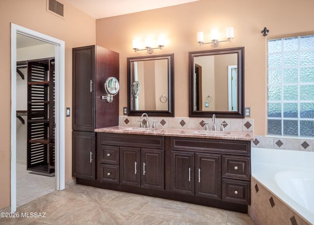 10290 N Calle Del Carnero, Oro Valley, AZ 85737