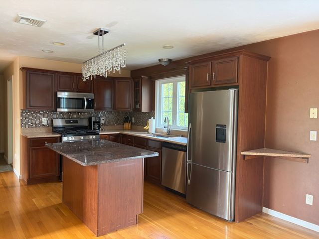 12 Longview Dr, Kingston, MA 02364