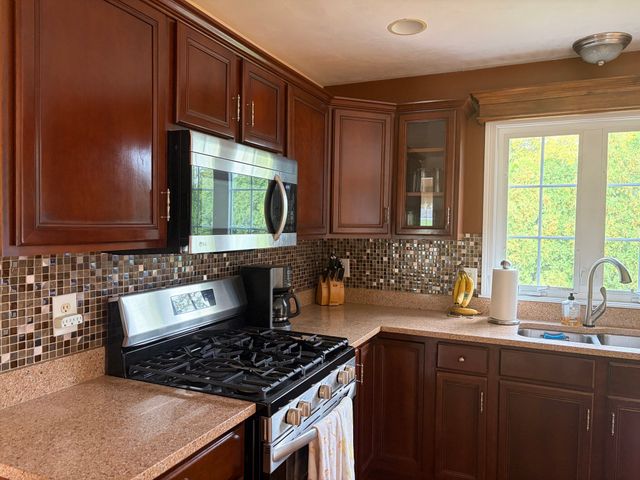 12 Longview Dr, Kingston, MA 02364