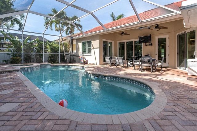 906 LANDMARK CIRCLE S, St Petersburg, FL 33715