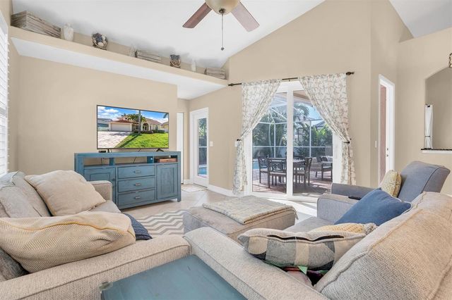 906 LANDMARK CIRCLE S, St Petersburg, FL 33715