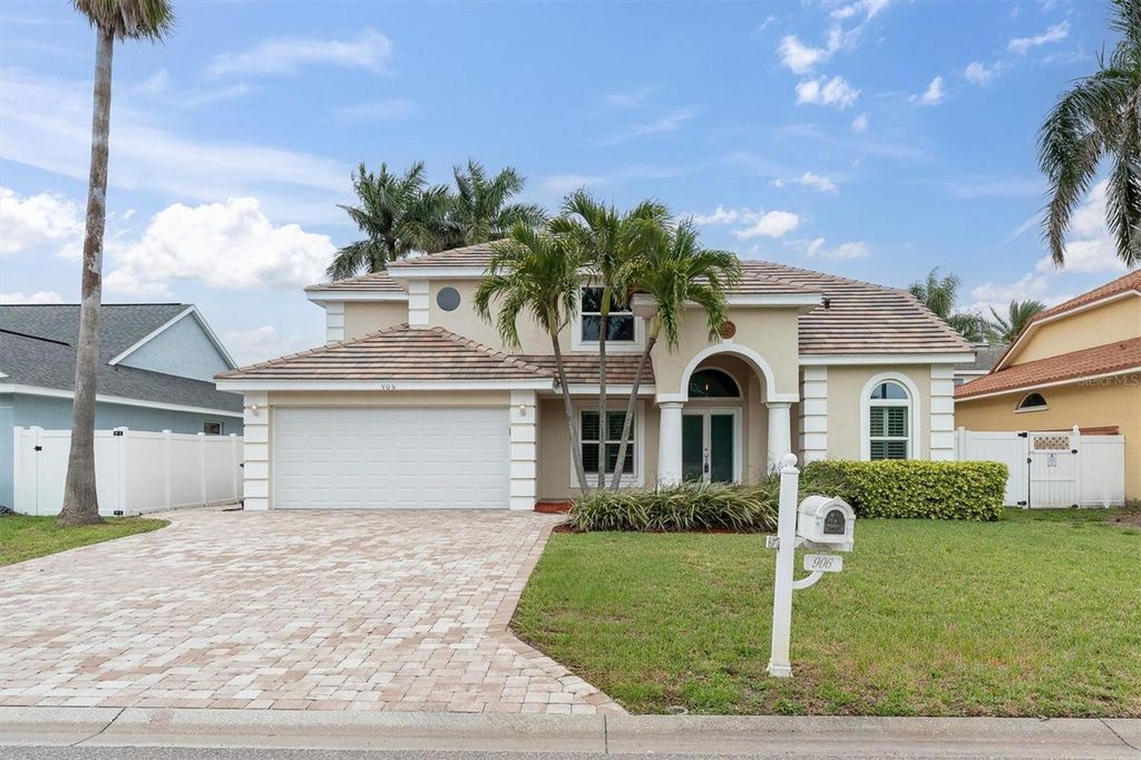 906 LANDMARK CIRCLE S, St Petersburg, FL 33715