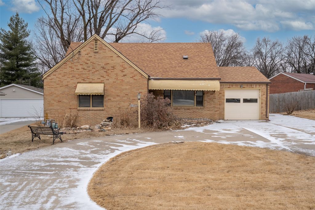 1705 Grand Avenue, West Des Moines, IA 50265