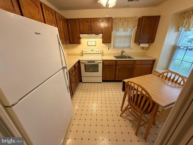 95 LAKEBRIDGE DR, Deptford, NJ 08096