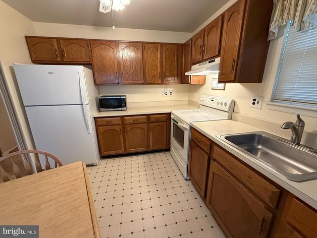 95 LAKEBRIDGE DR, Deptford, NJ 08096