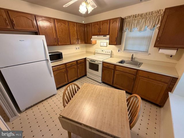 95 LAKEBRIDGE DR, Deptford, NJ 08096