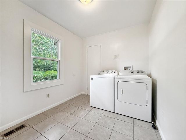 250 Thomas Nelson LN, Williamsburg, VA 23185