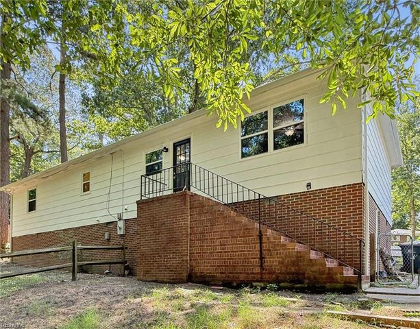 250 Thomas Nelson LN, Williamsburg, VA 23185