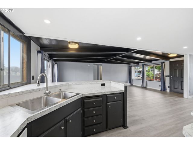 5268 FORSYTHIA Dr, Springfield, OR 97478