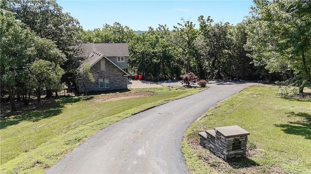 2323 S Crenshaw Road, Independence, MO 64057