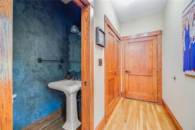 2323 S Crenshaw Road, Independence, MO 64057