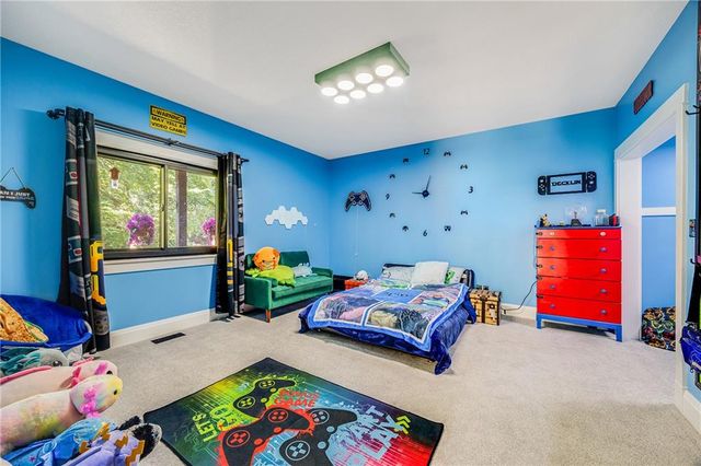 2323 S Crenshaw Road, Independence, MO 64057
