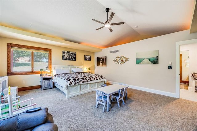 2323 S Crenshaw Road, Independence, MO 64057