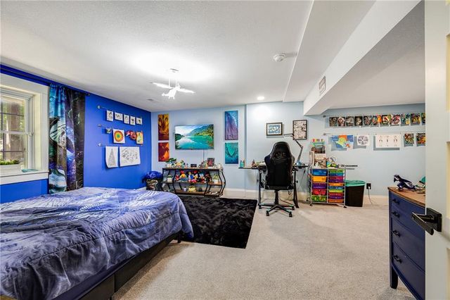 2323 S Crenshaw Road, Independence, MO 64057