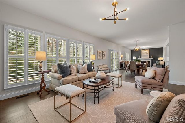 920 Thorn Crown Court, Kirkwood, MO 63122