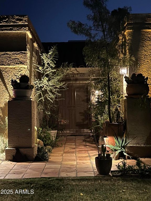 10437 E COCHISE Avenue, Scottsdale, AZ 85258 — photo 2