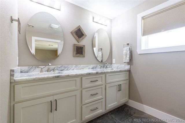 24590 S 600 Road, Grove, OK 74344