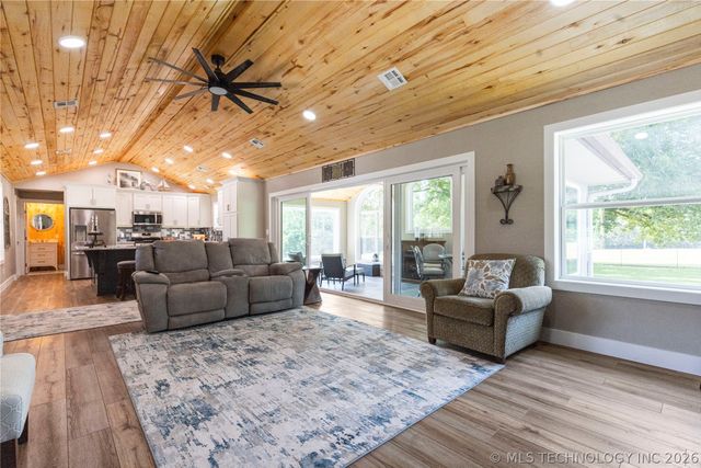 24590 S 600 Road, Grove, OK 74344