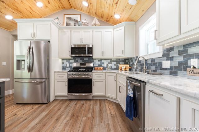 24590 S 600 Road, Grove, OK 74344