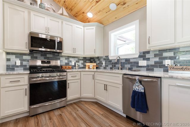 24590 S 600 Road, Grove, OK 74344