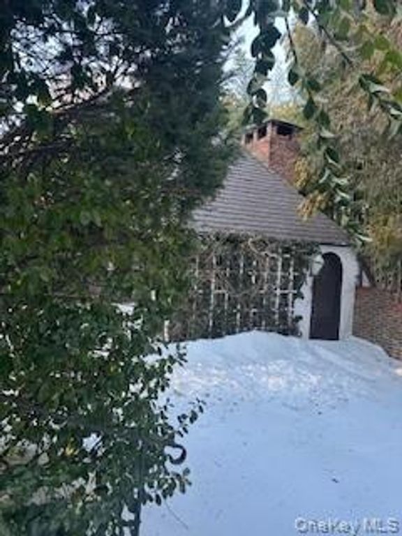 3 Beverly Road, Port Washington, NY 11050