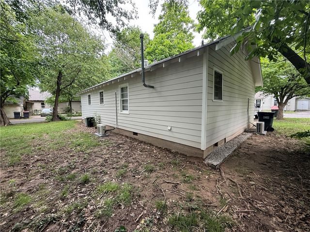 500 W Center Avenue, Springdale, AR 72764