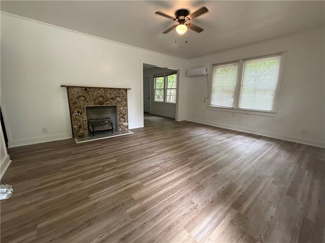 500 W Center Avenue, Springdale, AR 72764