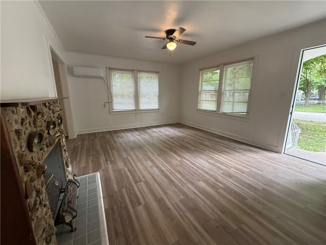 500 W Center Avenue, Springdale, AR 72764