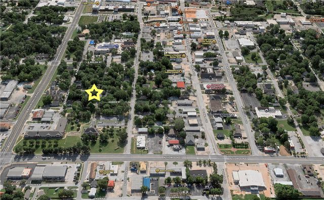 500 W Center Avenue, Springdale, AR 72764