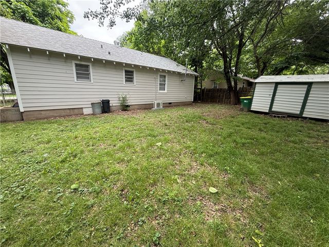 500 W Center Avenue, Springdale, AR 72764