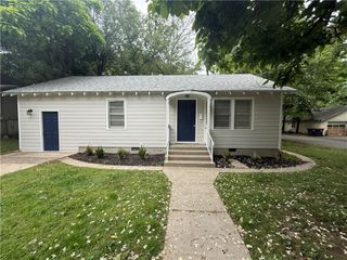 500 W Center Avenue, Springdale, AR 72764