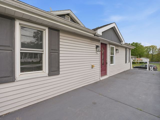 84 City Depot Rd, Charlton, MA 01507