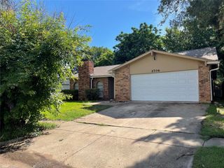 2706 Treeview Drive, Arlington, TX 76016