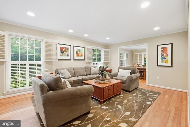 8200 W GAINSBOROUGH CT, Potomac, MD 20854