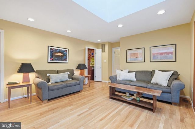 8200 W GAINSBOROUGH CT, Potomac, MD 20854