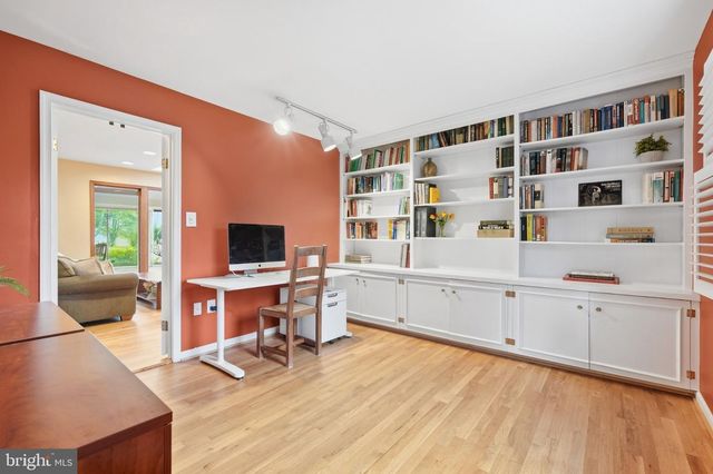 8200 W GAINSBOROUGH CT, Potomac, MD 20854